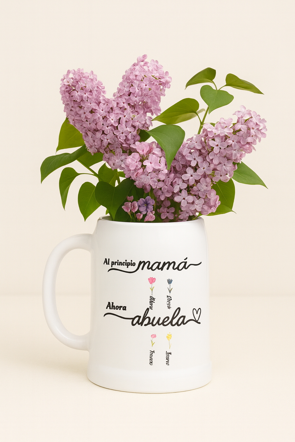 Taza abuela “Al principio mamá, ahora abuela” personalizada con nombres
