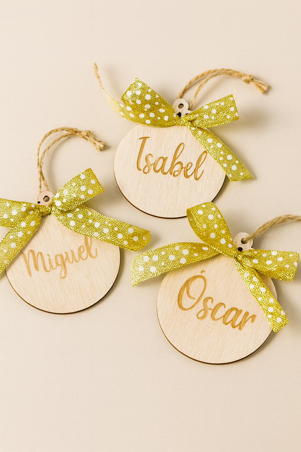 🎄 Bola de Navidad de madera personalizada con nombre y lazo dorado