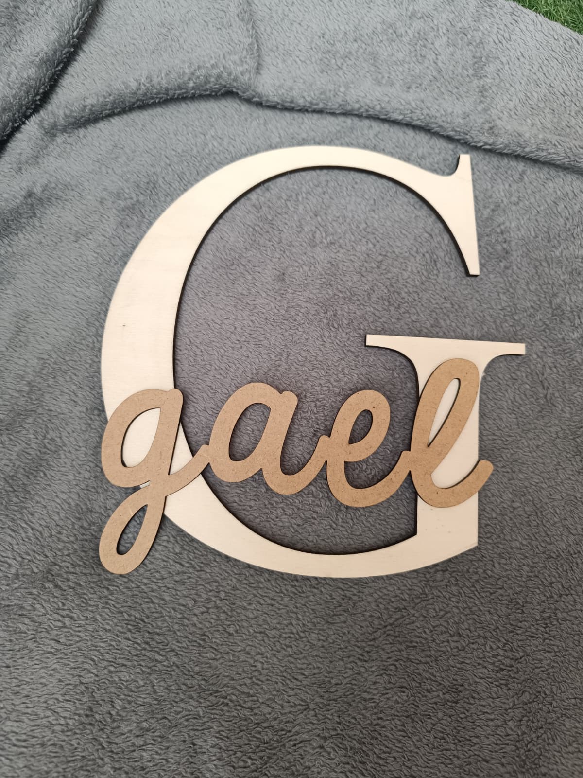 Letra de madera con nombre superpuesto – Decoración personalizada