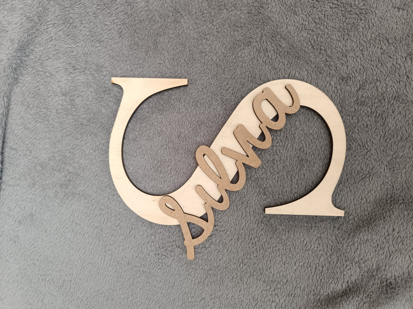 Letra de madera con nombre superpuesto – Decoración personalizada